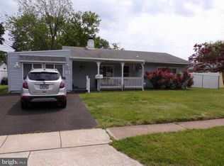 38 Swan Ln, Levittown, PA 19055