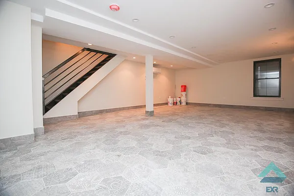 Rented by EXR | media 12