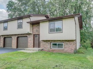 206 Woodview Dr, Cottage Grove, WI 53527