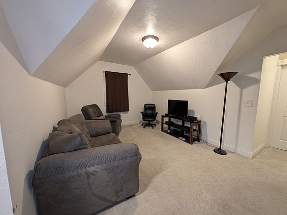 5th image of 915 Rose Ave E #2