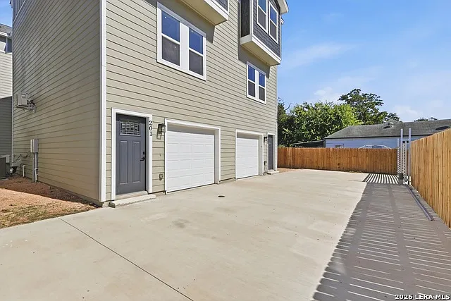 3 bed, 2.5 bath, 1336 sqft, $1,350 — Photo 3
