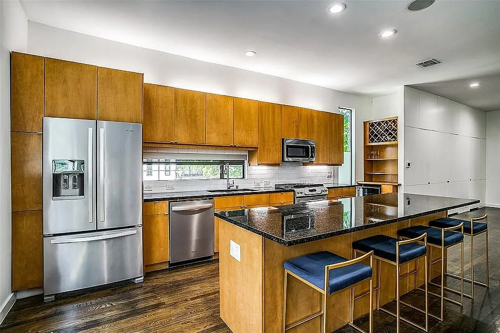 2 bed, 2.5 bath, 2116 sqft, $3,750 — Photo 3