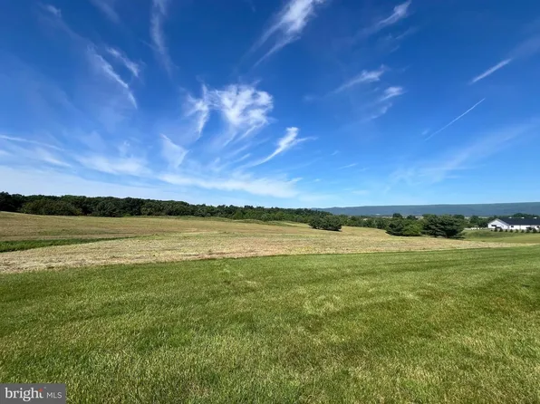 2368 Majestic Ct, Chambersburg, PA 17202