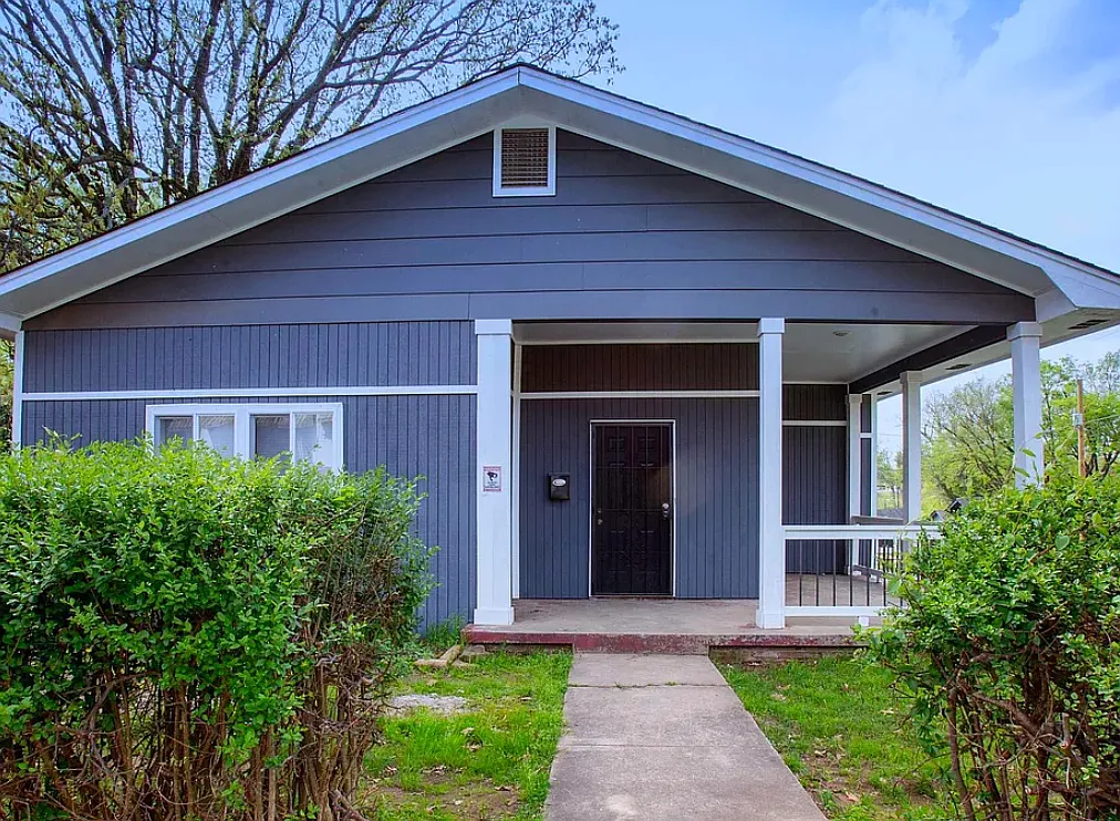 3 bed, 1.5 bath, 1354 sqft, $1,250 — Photo 1