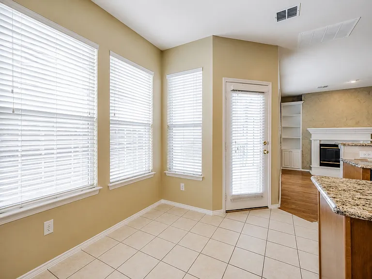 516 Hawken Dr — Photo 4