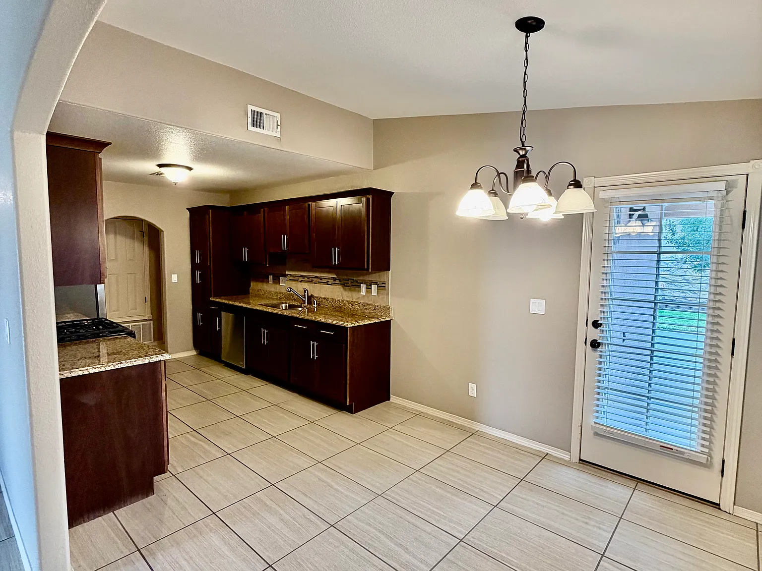 4 bed, 1408 sqft, $1,950 — Photo 4