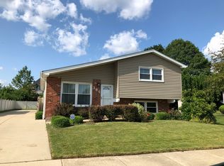385 Canyon Trl, Carol Stream, IL 60188