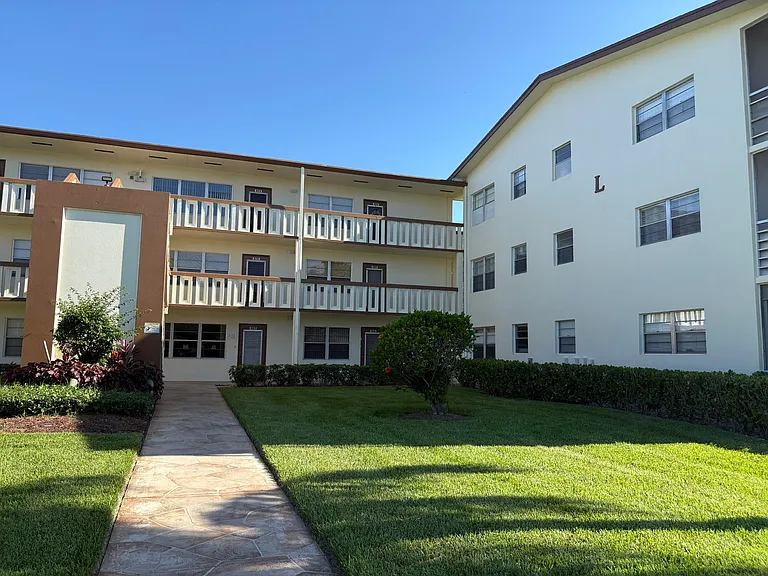 497 Mansfield Dr #L — Photo 1