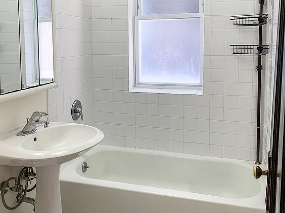 4th image of 1953 W Winnemac Ave APT 2