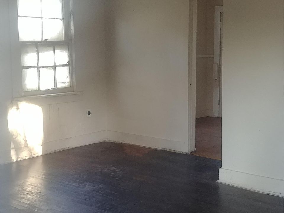 2nd image of 2775 Iroquois St
