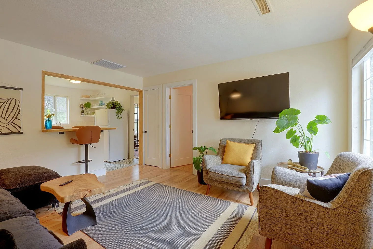 2 bed, 1.0 bath, 893 sqft, $2,967 — Photo 1