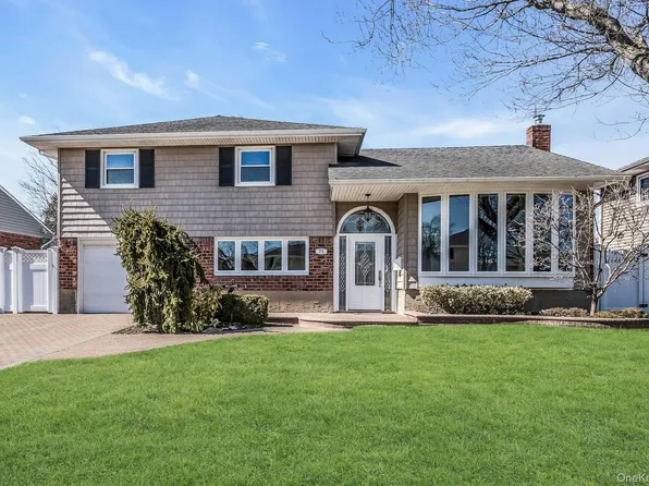 71 Lea Ann Terrace, Wantagh, NY 11793