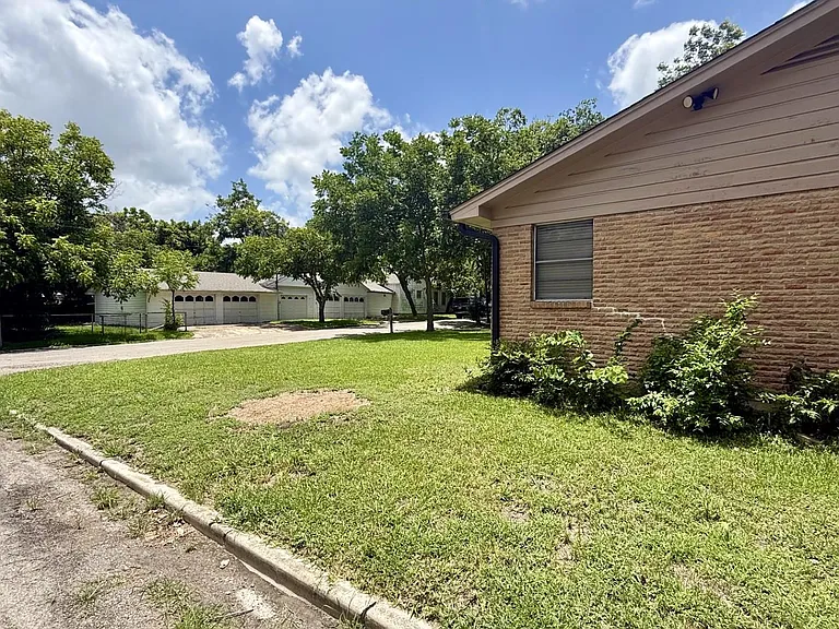 800 Otis St — Photo 3
