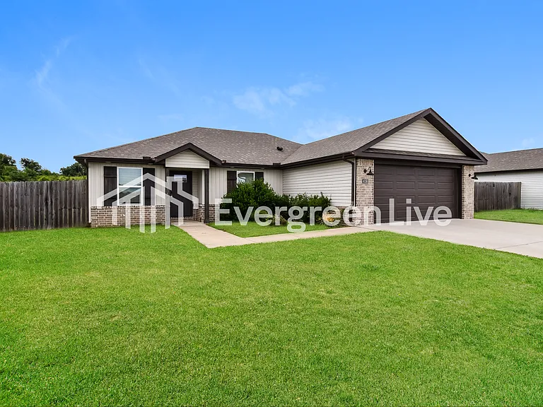 418 N Mojave St — Photo 2