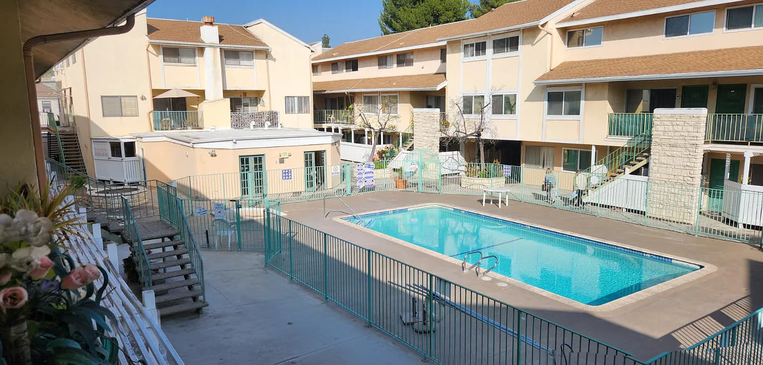 2 bed, 956 sqft, $2,700 — Photo 1