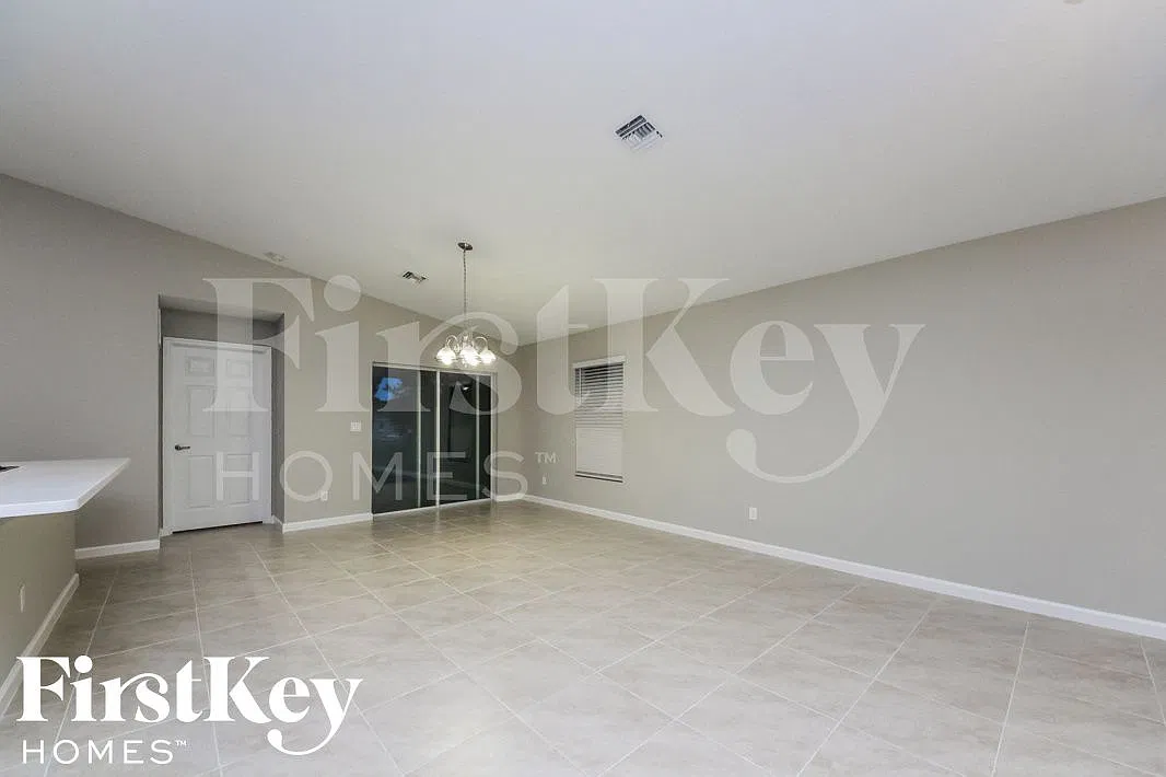 4 bed, 2.0 bath, 1833 sqft, $2,710 — Photo 2