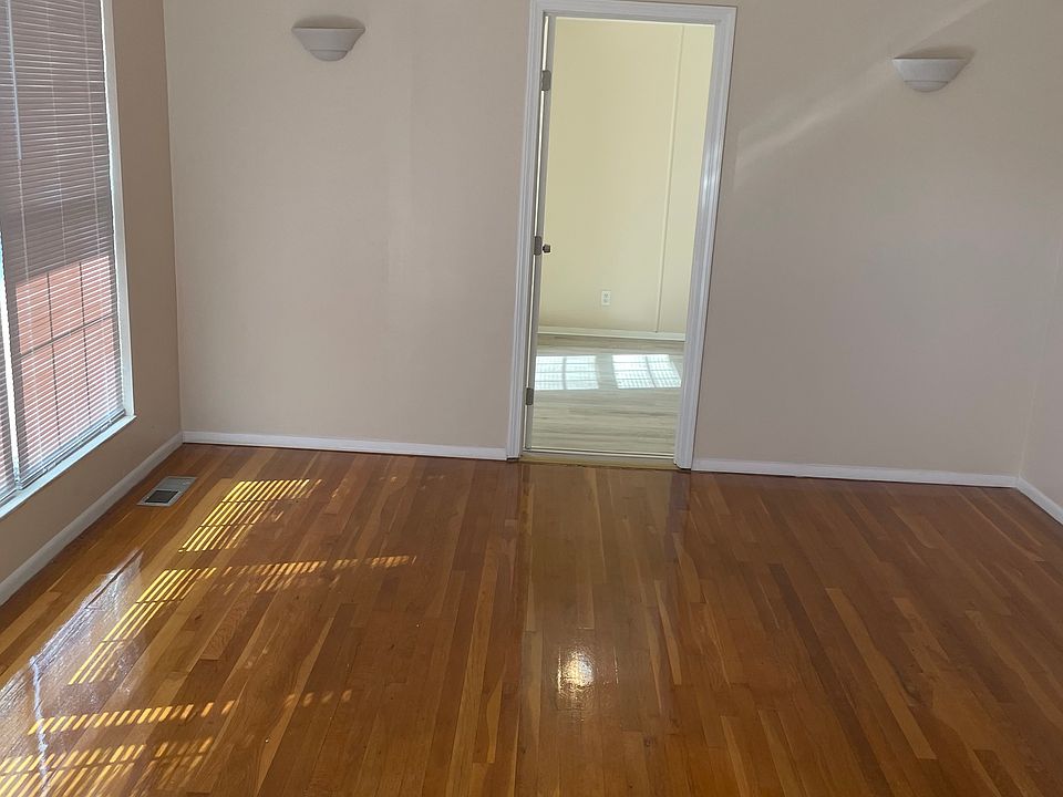 1st image of 4 Gray Brooke Ln