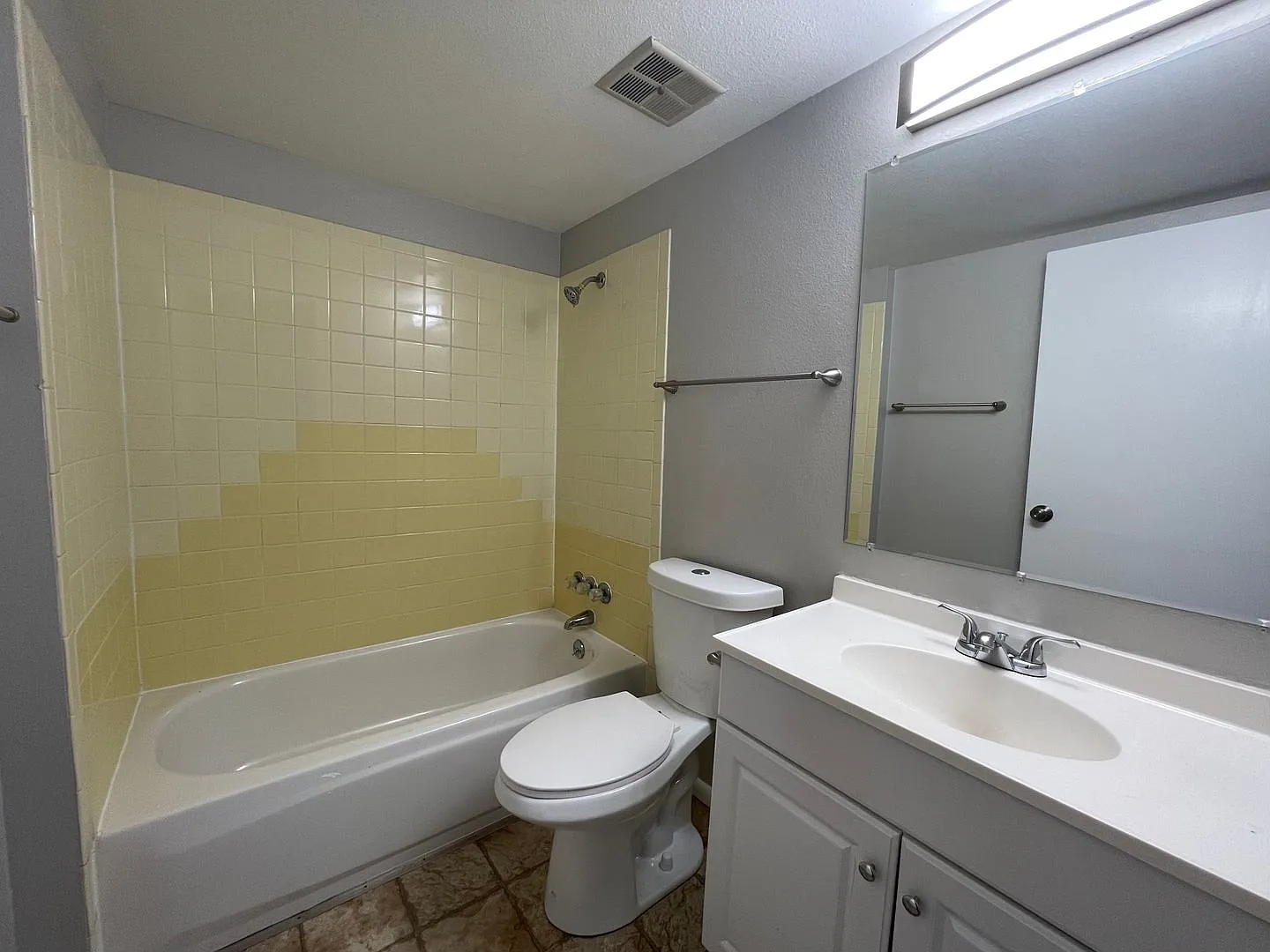 Regency Apartments 4809 — Photo 4