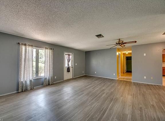 5th image of 2304 Country Club Blvd