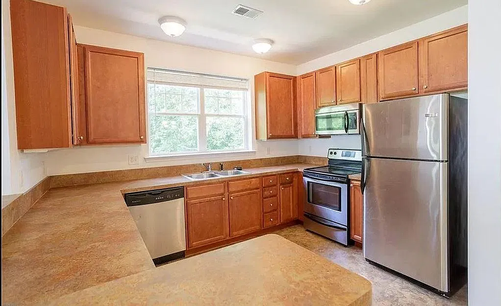 2 bed, 1366 sqft, $2,000 — Photo 2