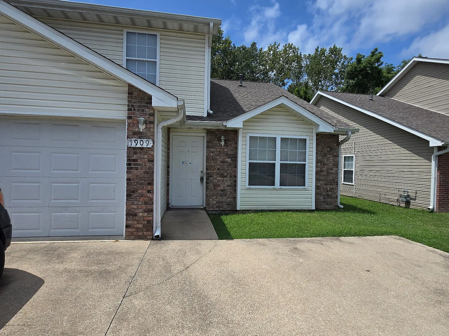 4 bed, 2.5 bath, 1350 sqft, $1,400 — Photo 1