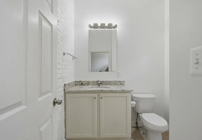 2546 W Baltimore St — Photo 8
