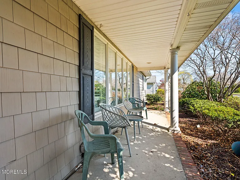 41 Poplar Ave — Photo 2