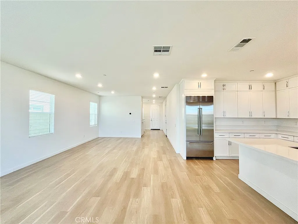 4 bed, 2.5 bath, 2280 sqft, $5,200 — Photo 4