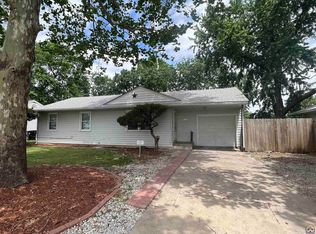 1112 SW 37th St, Topeka, KS 66611