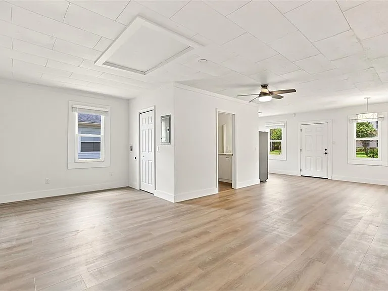 2704 E Jefferson St — Photo 33