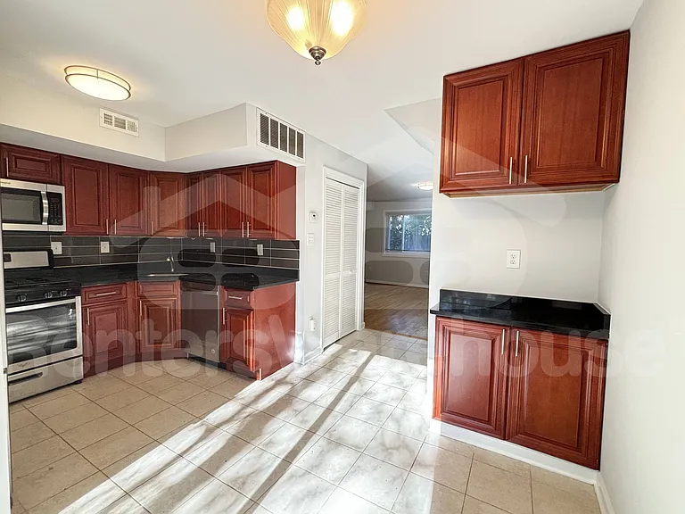 1216 Westview Ter — Photo 5