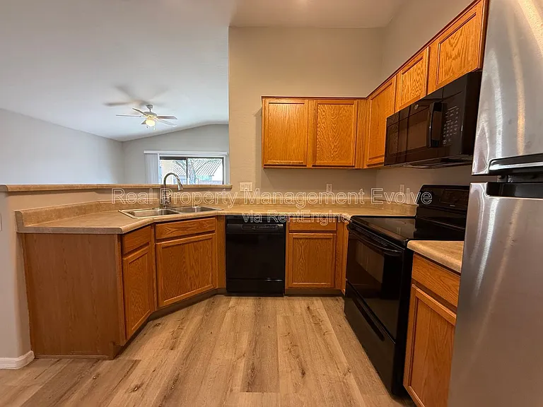 1516 E Bowker St — Photo 8