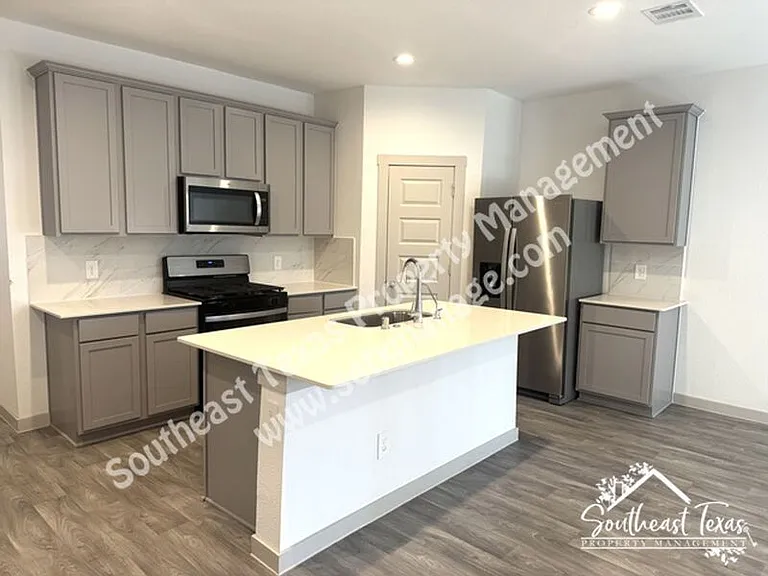 111 Lakeway Cir — Photo 8
