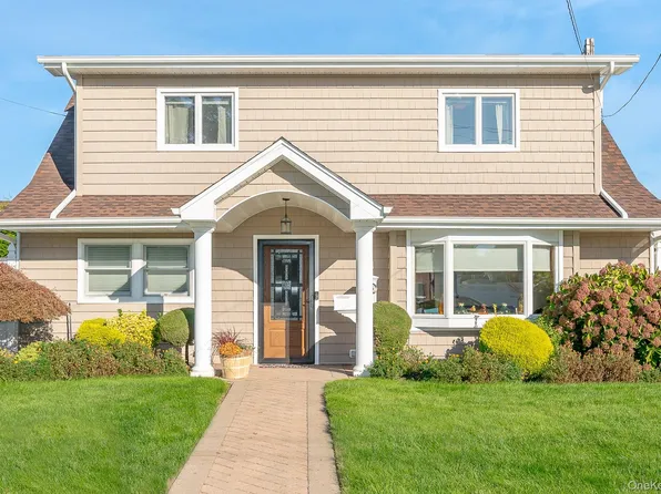3 Roxbury Lane, Massapequa, NY 11758