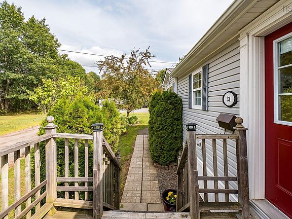 3rd image of 33 Commodore Ct
