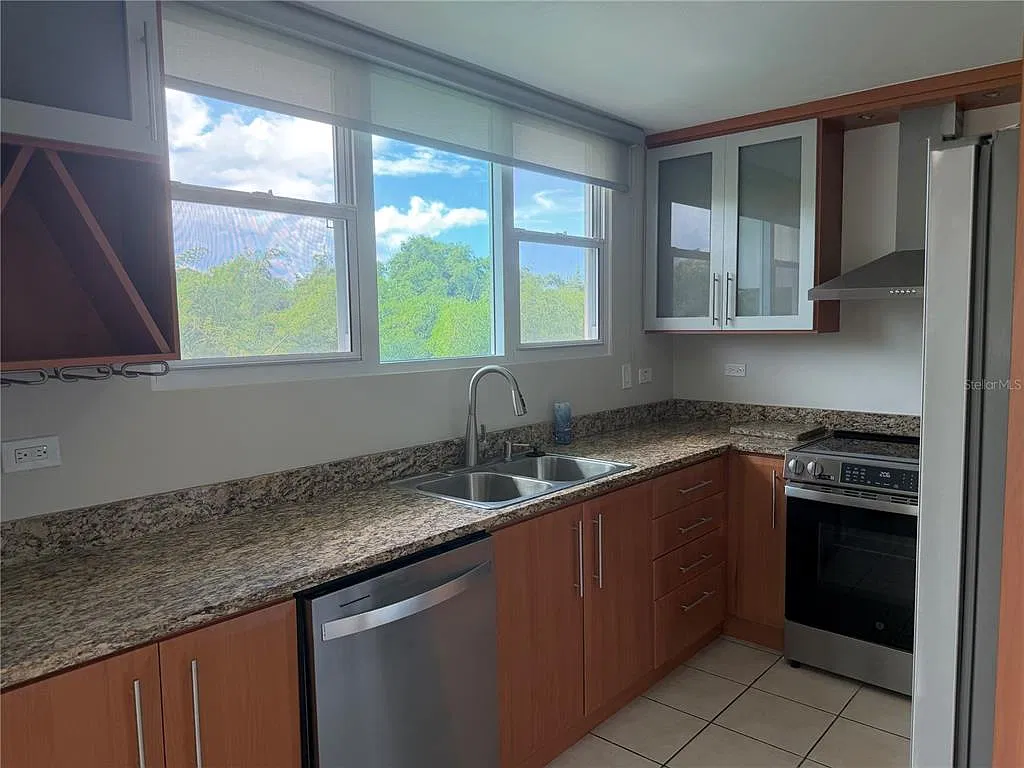 3 bed, 2.0 bath, 1559 sqft, $3,300 — Photo 4
