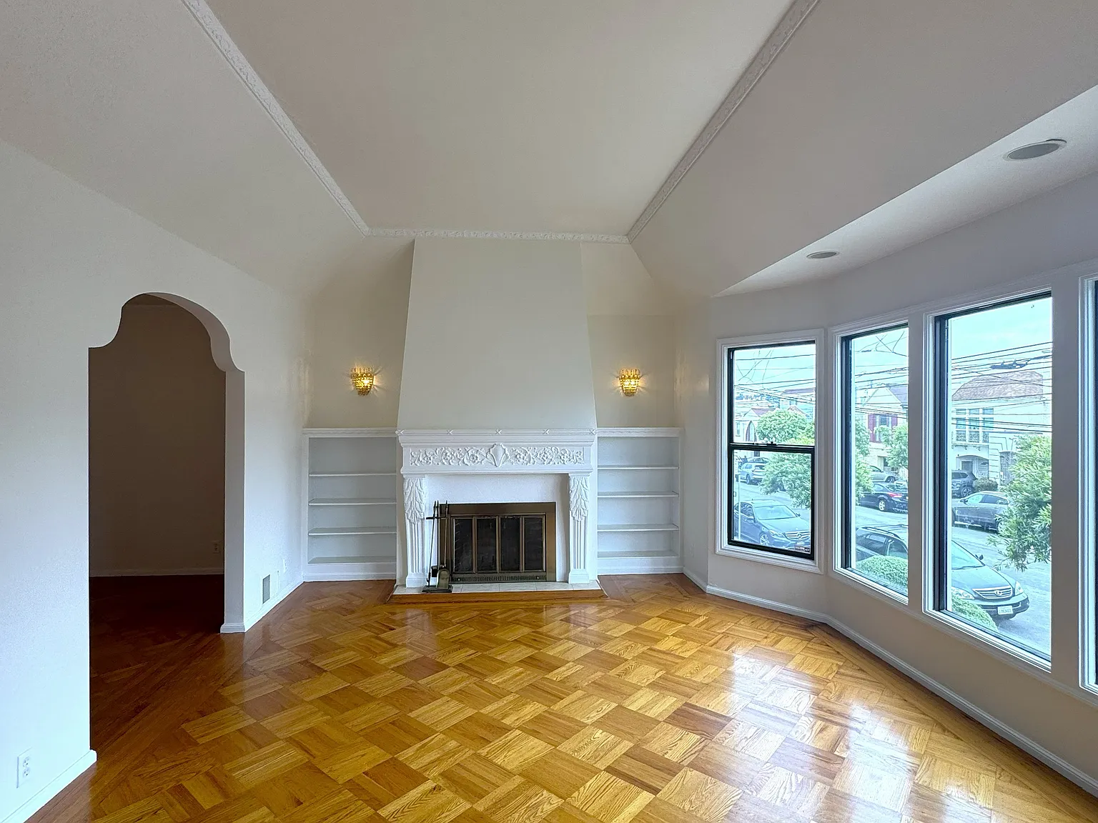 4 bed, 2.5 bath, $9,000 — Photo 1
