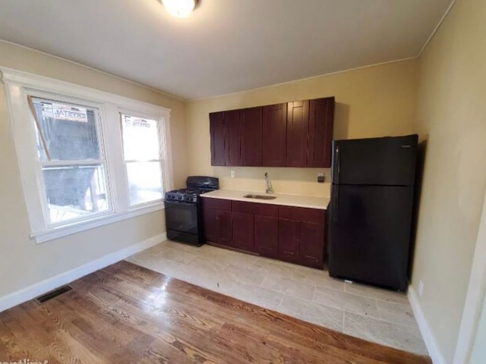 2nd image of 276 S Clinton St #1R