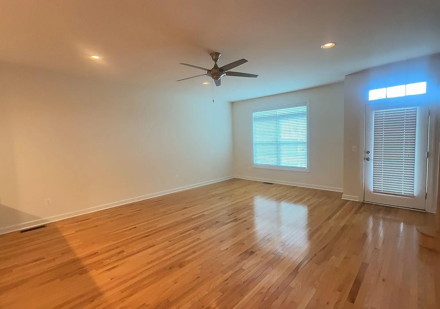 3 bed, 2.5 bath, 2436 sqft, $2,295 — Photo 3