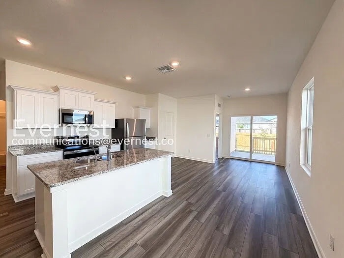 3 bed, 2.0 bath, 1412 sqft, $1,899 — Photo 4