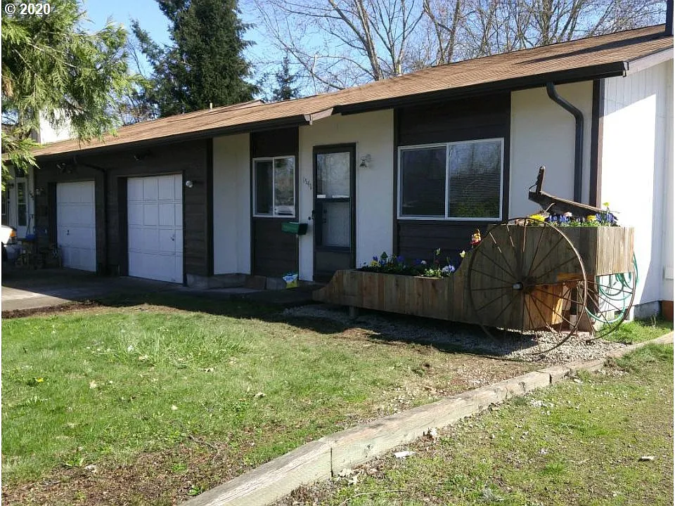 1541 Dola St photo 1