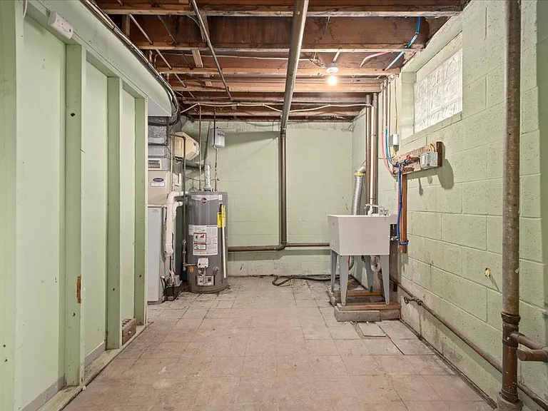 1303 Cloverdale St — Photo 31