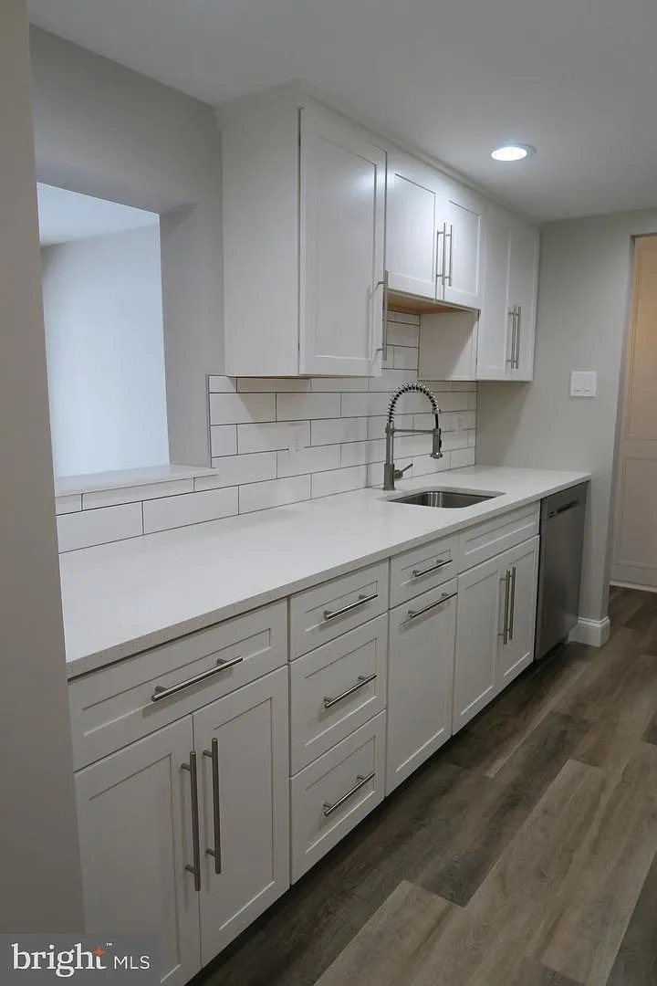 2 bed, 1100 sqft, $2,100 — Photo 4