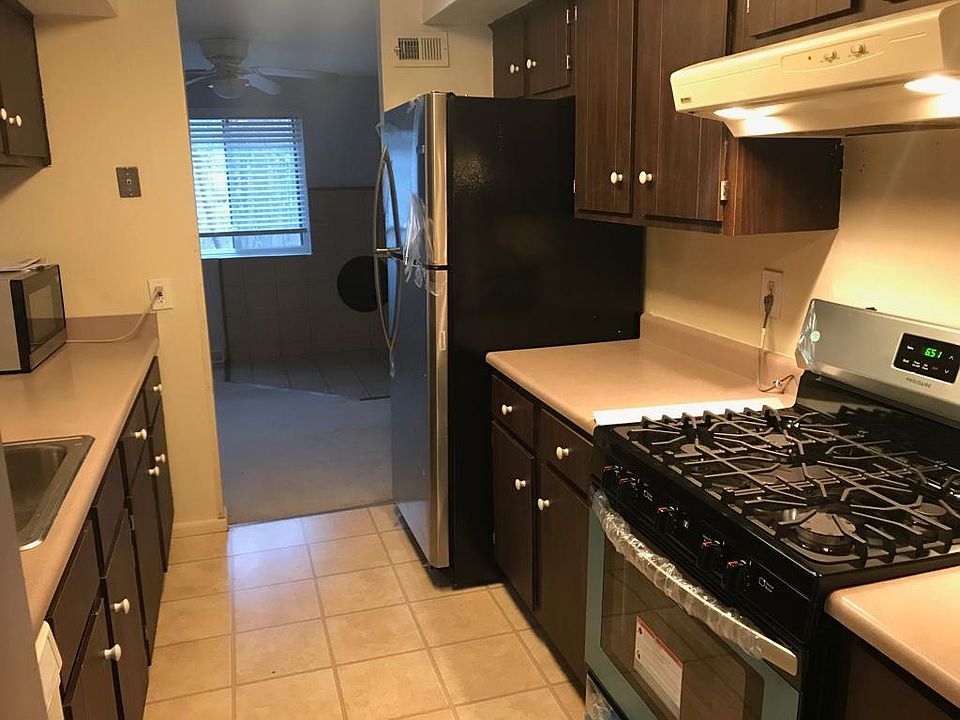1st image of 4 Black Oak Dr