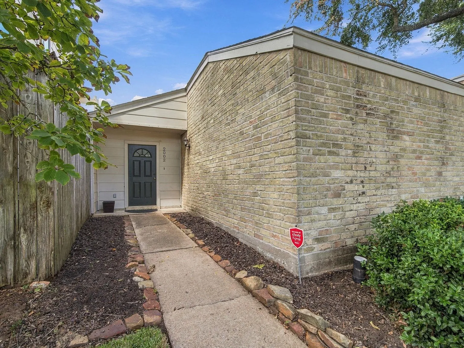 3 bed, 2.0 bath, 1583 sqft, $1,875 — Photo 2