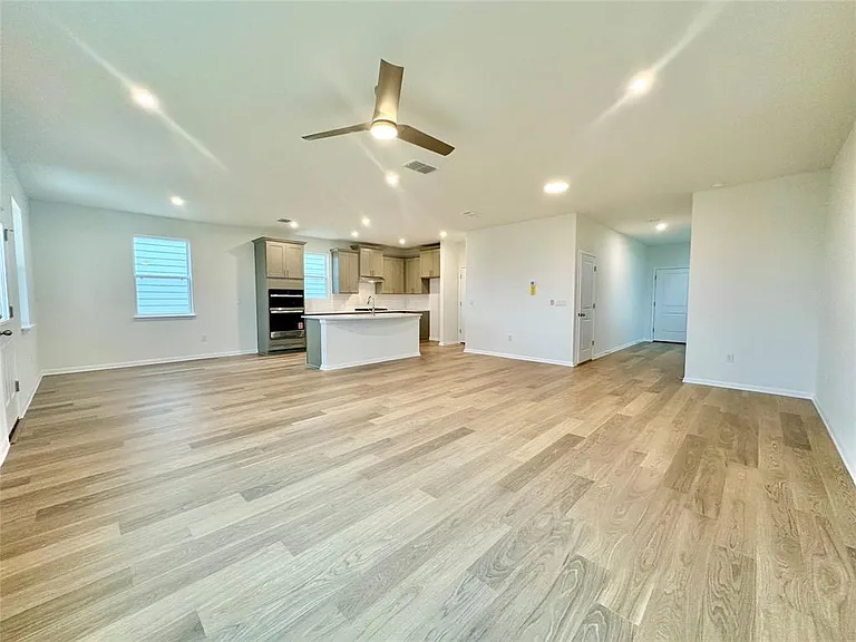 380 Young St — Photo 4