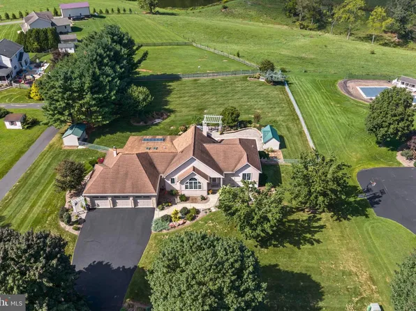 73 Zieglers Ln, Mohnton, PA 19540