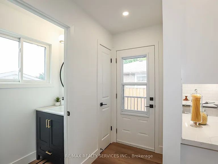 6364 Sherwood Rd — Photo 5