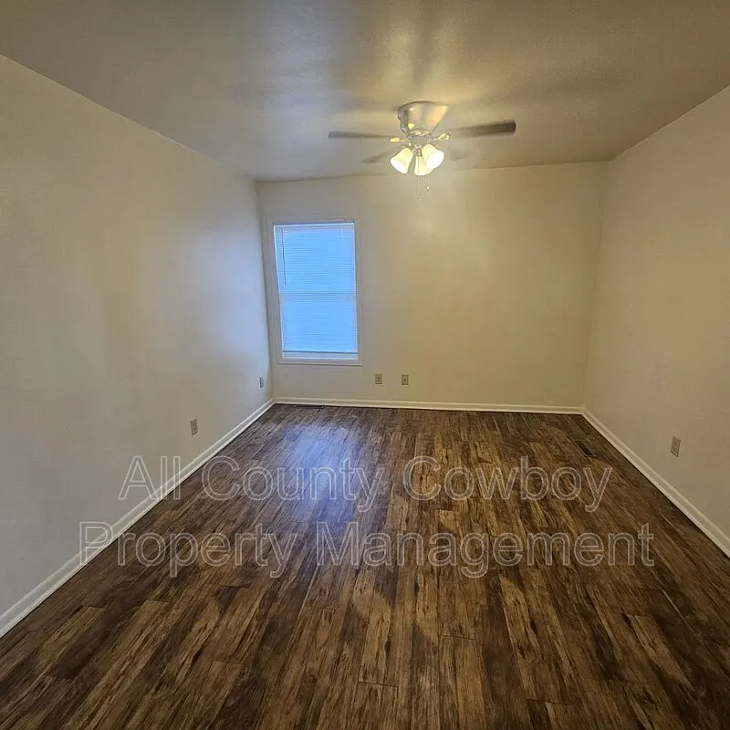 2 bed, 1.0 bath, 900 sqft, $1,100 — Photo 4