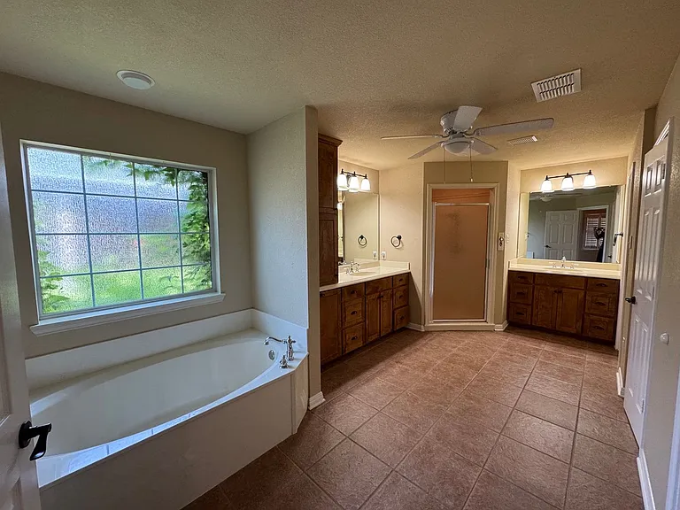 4112 Evergreen Cir — Photo 13